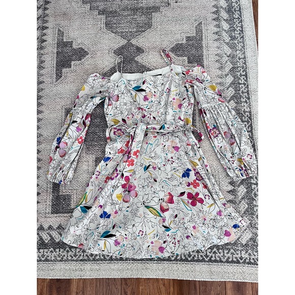 Clover and Sloane Floral Dress - Picture 5 of 8